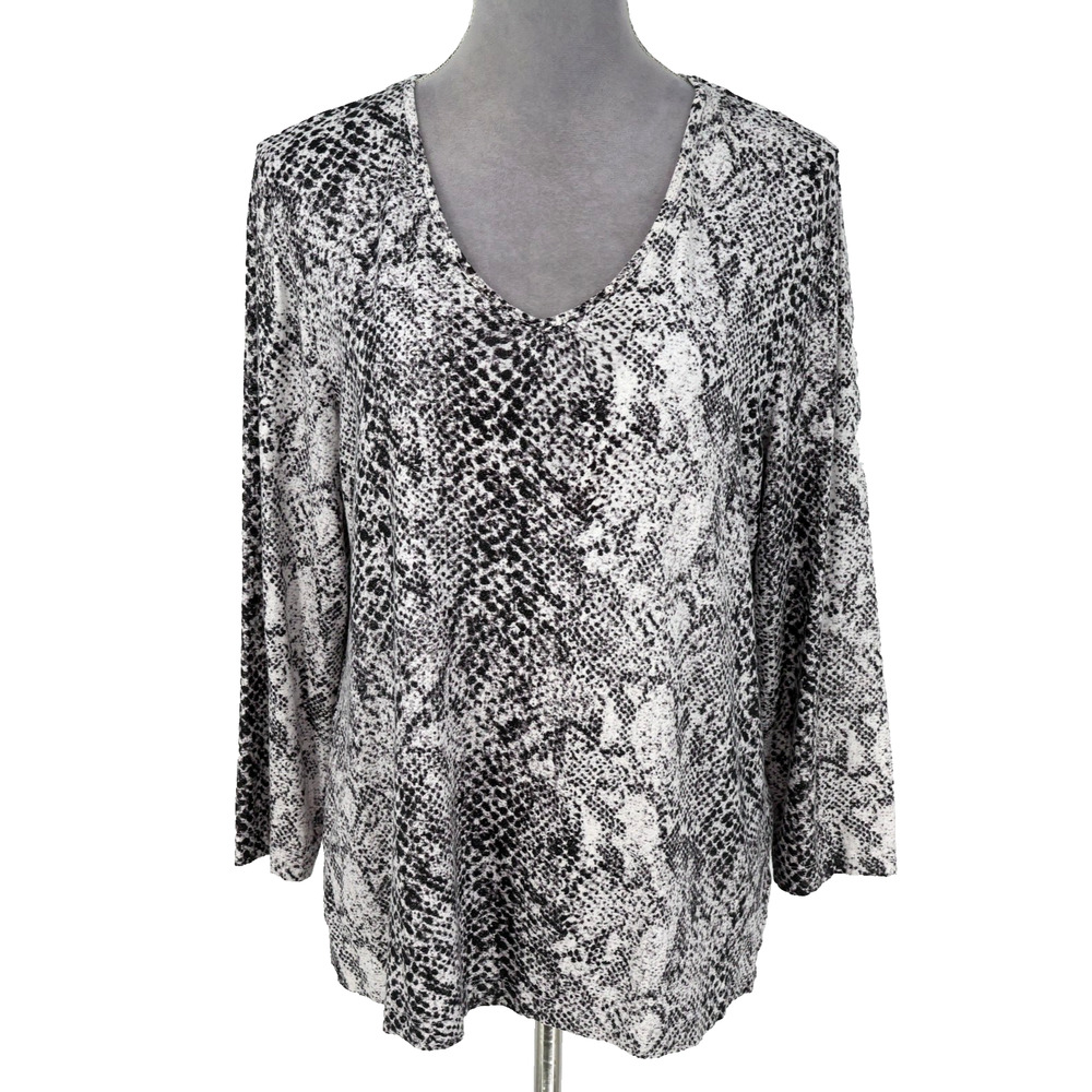 Chicos Top 2 Womens Large Gray Animal Print Stretch Knit Pullover Blouse V neck